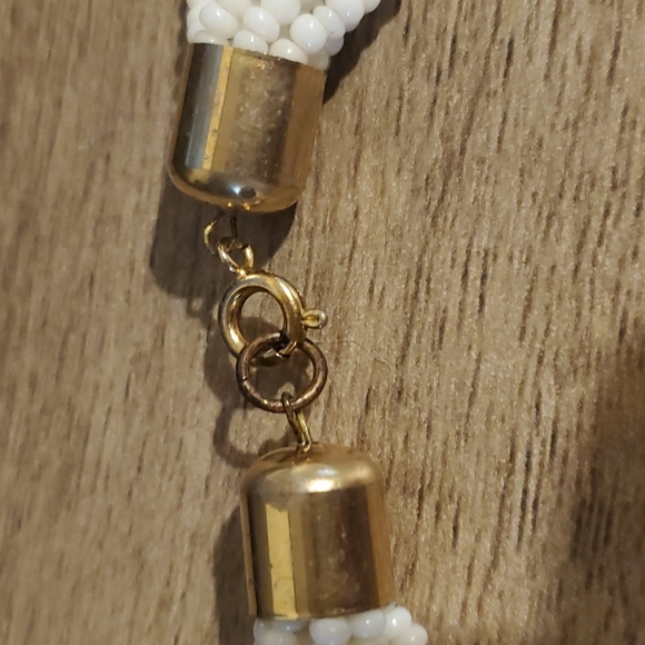 White beaded necklace - Picture 3 of 3